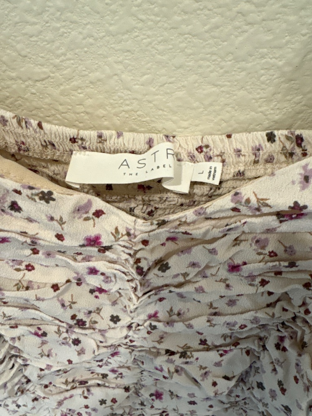 ASTR floral ruched puff sleeve top size large - Picture 3 of 7